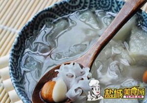 盐城美食网推荐-雪梨杏仁银耳汤
