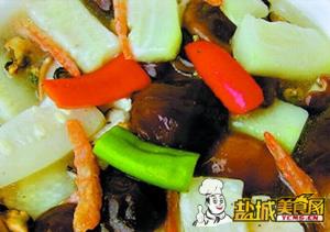 盐城美食网推荐-鱼汤海味冬菇煮水瓜