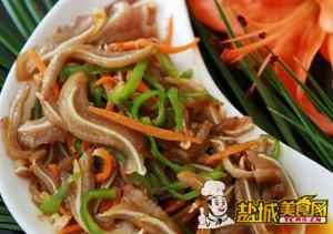 酱香尖椒炒猪耳
