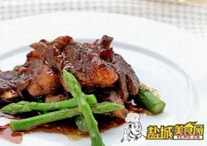洋葱烧排骨配红牌威士忌