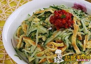 凉拌剁椒芥末蛋皮黄瓜丝(图)