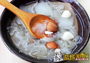 杏仁雪梨银耳汤