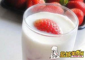 草莓薏米酸奶