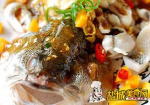 果粒浇汁鲈鱼