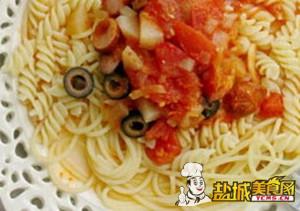 脆皮肠黑橄榄意面
