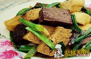 青蒜烧猪血冻豆腐